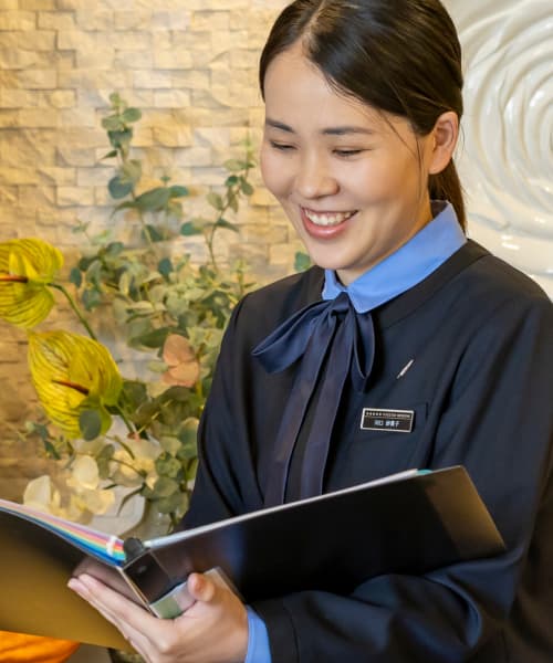 ファイルを開き確認中の小金丸さん