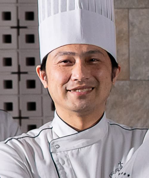 正面を向いて笑顔の上野さん