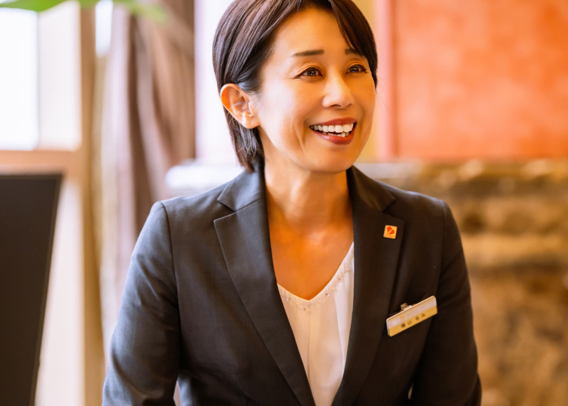 お客さまと談笑する横山さん