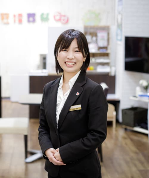 正面を向いて直立で笑顔を向ける東野さん