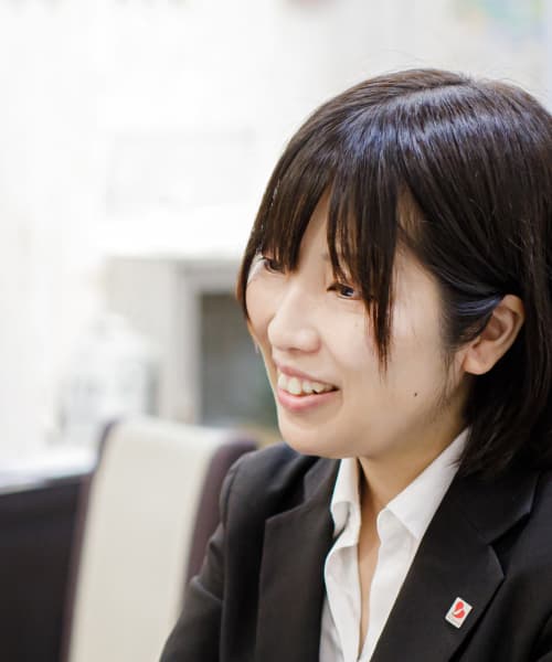 談笑中の横顔