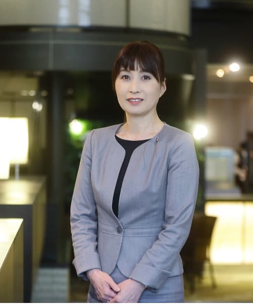 正面を向いて直立でポーズをとる恋河内さん