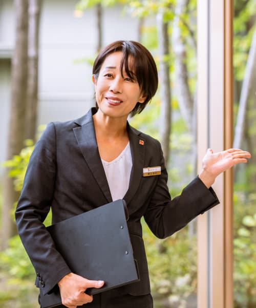 お客さまをご案内中の横山さん